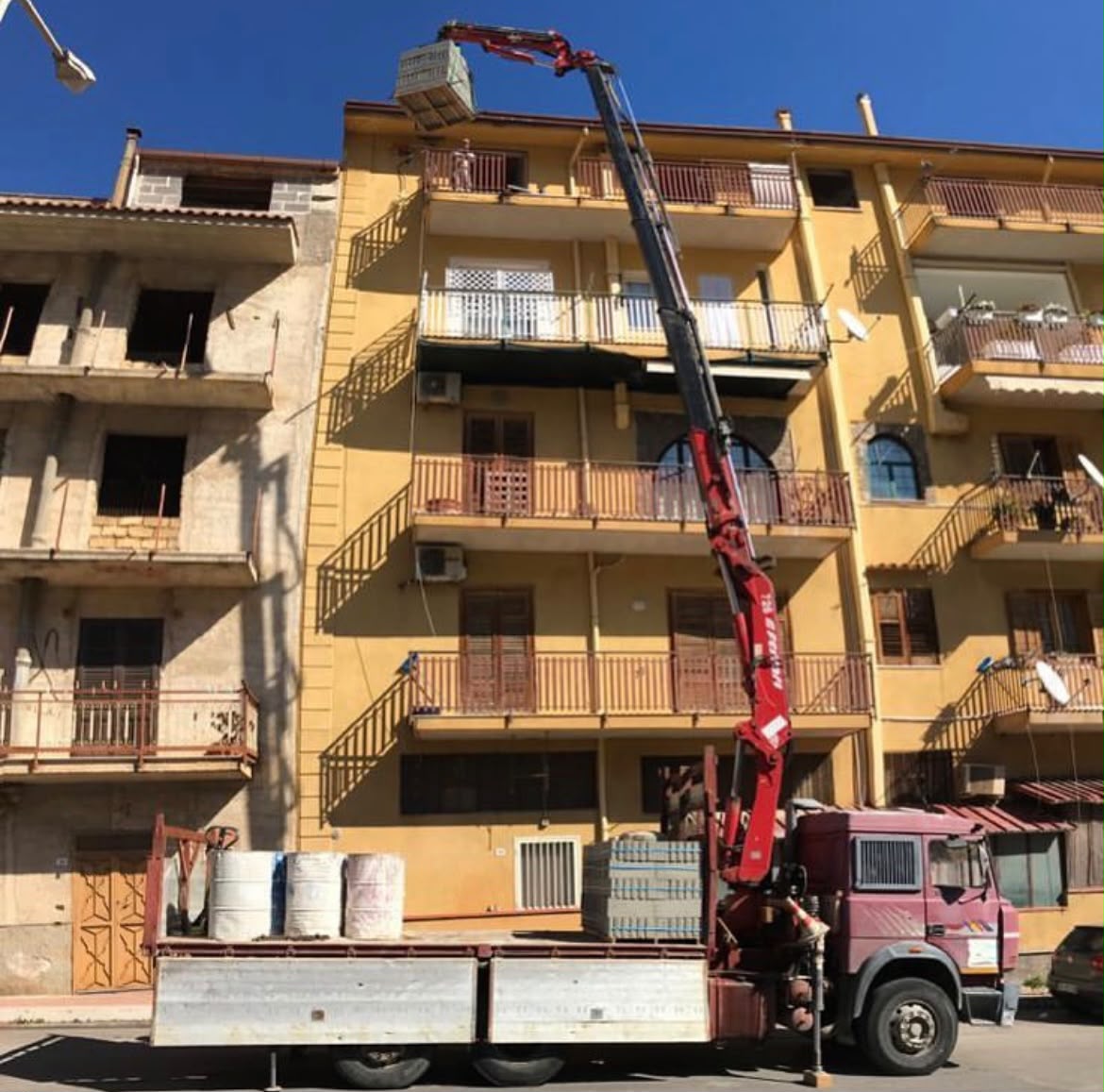 Il nostro camion con gru durante una consegna di materiali