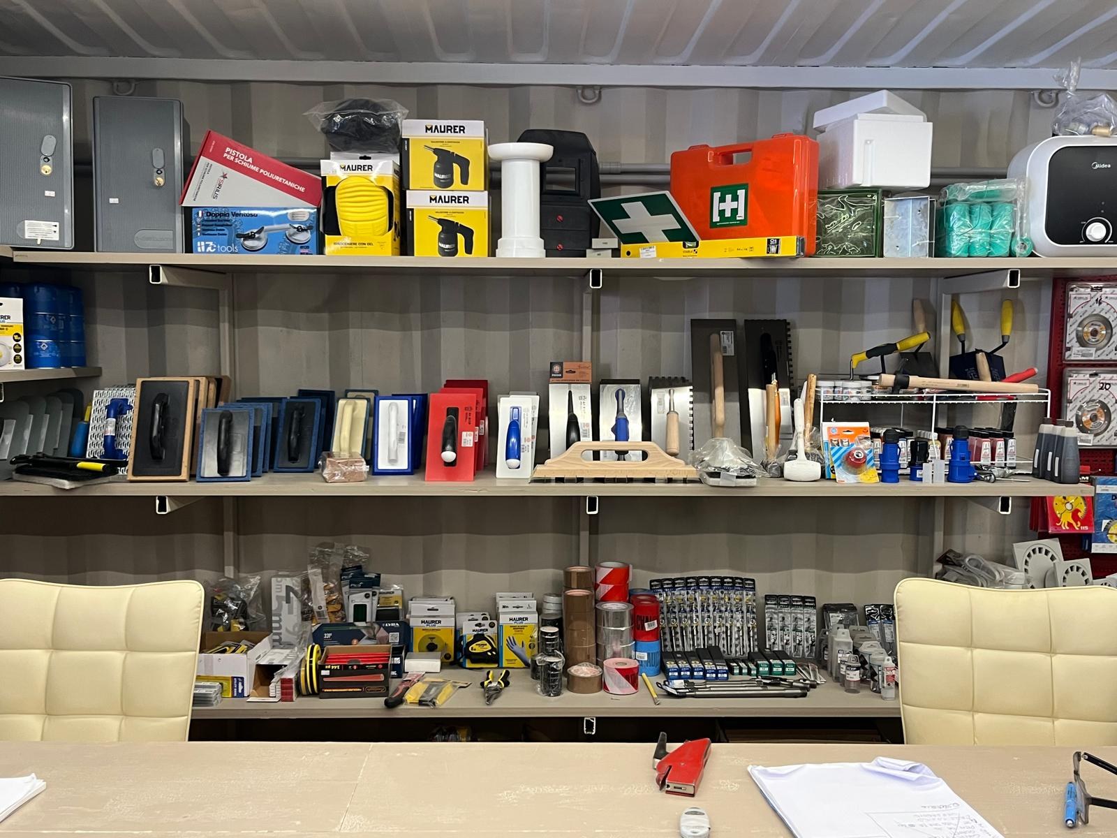 Esposizione del reparto ferramenta